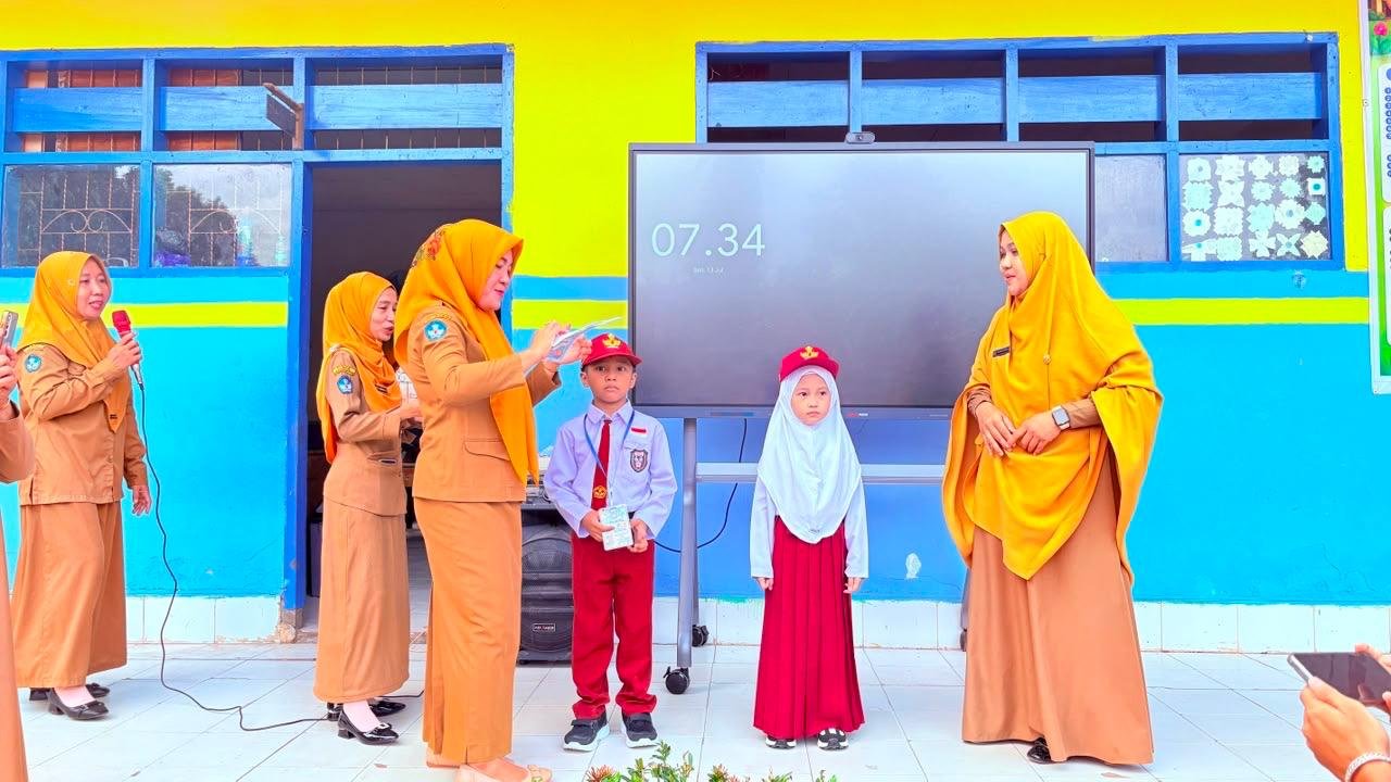 MPLS Hari Pertama : Penyematan Mahkota Murid Baru